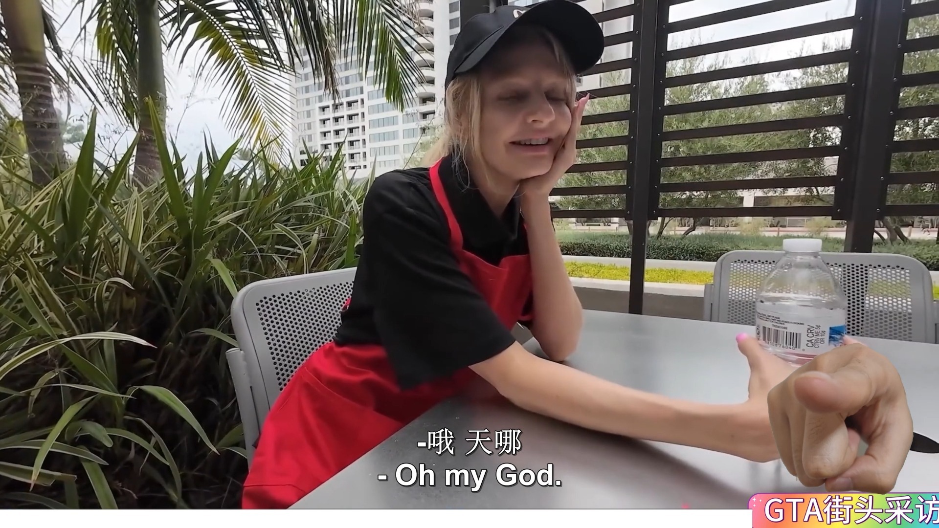 捷克街头-彩色双马尾的成熟便利店员